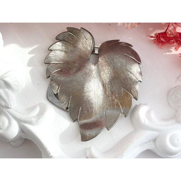 Lieba USA SIgned Silver Toned Leaf Shaped Hand Carved Scarf Clip / Sweater Clip - Picture 3 of 10
